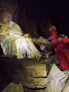 observation de concrétions en spéléologie sportive dans le jura