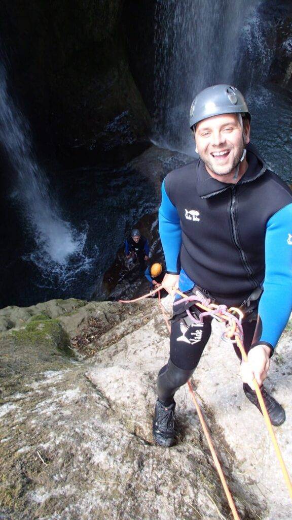 Descente en rappel d'une cascade en Canyoning vertical dans les gorges de la Langouette
