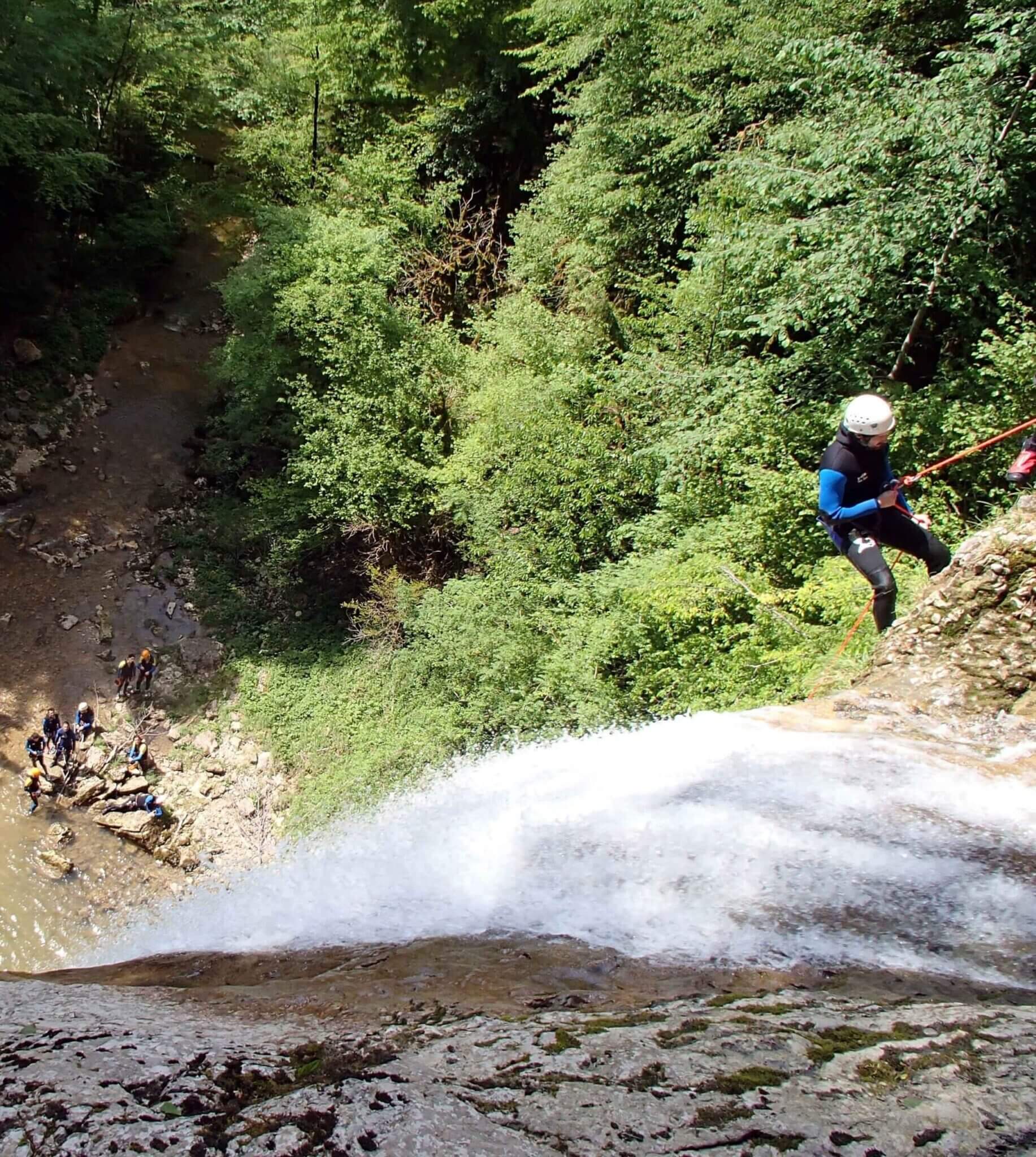 Descente en rappel de la cascade de 30 mètres dans le Canyon du Grosdar dans le Jura