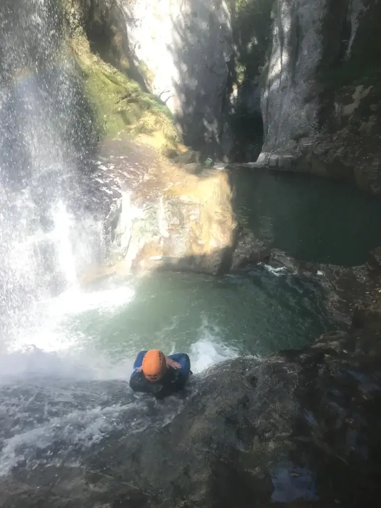 descente du toboggan supérieur dans le canyon des gorges de la Langouette - Jura