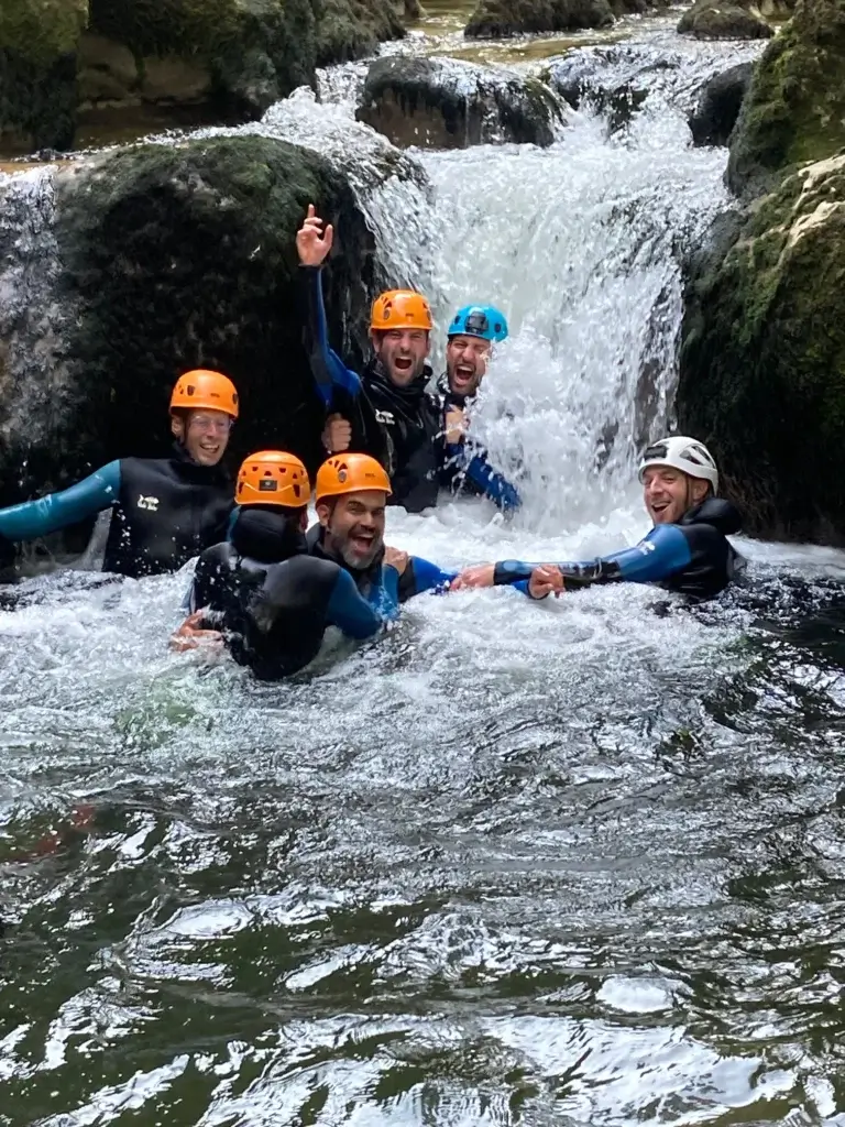 un groupe s'amuse dans des remous du canyon de Malvaux - Jura