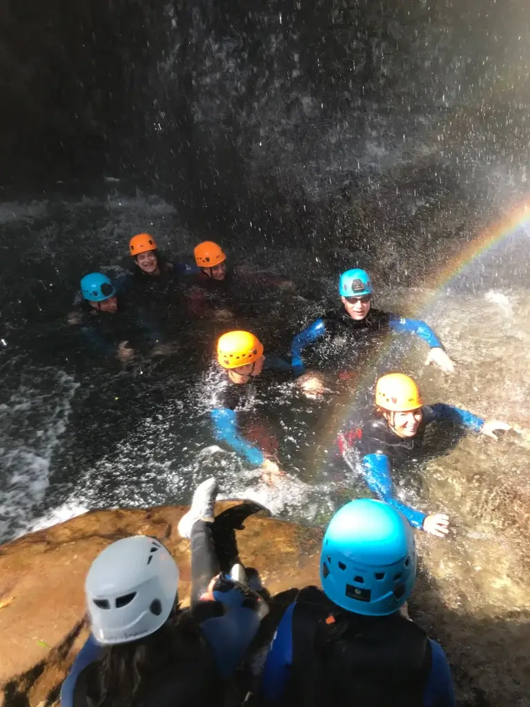 un groupe dans la vasque supérieure du canyon de la Langouette - Jura