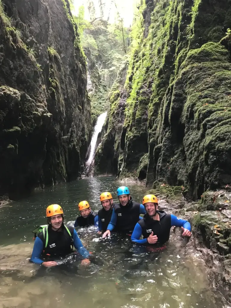 groupe de pratiquant en bas du grand saut des gorges de la Langouette - Jura
