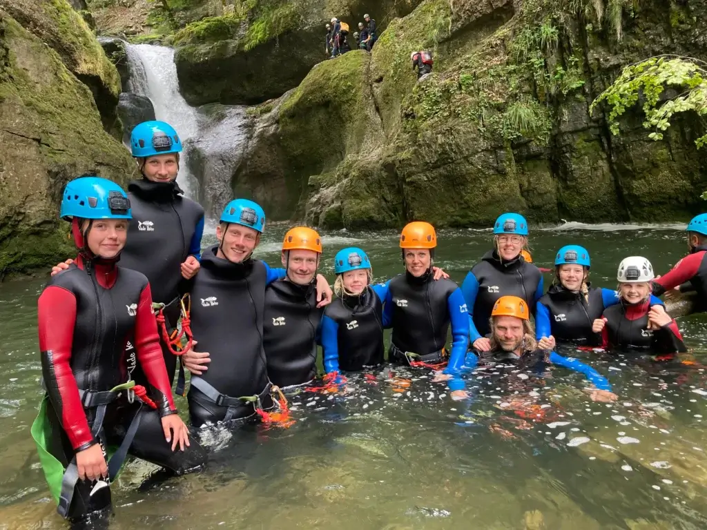 groupe de pratiquants au pied de la cascade de 20 mètres de Malvaux - Jura