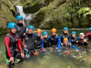 groupe de pratiquants au pied de la cascade de 20 mètres de Malvaux - Jura