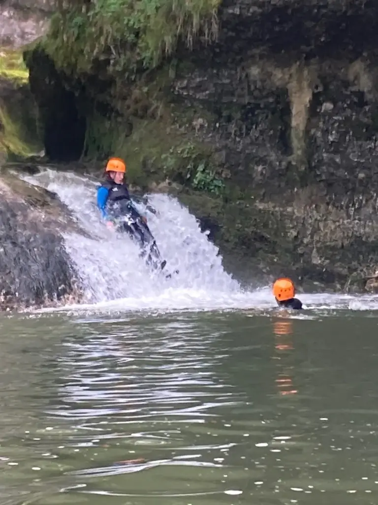 des enfants dans un toboggan du canyon de Malvaux - Jura