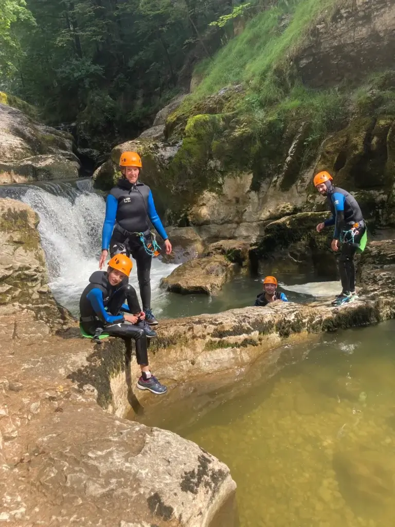 pause au soleil pendant le canyoning des gorges de Malvaux - Jura