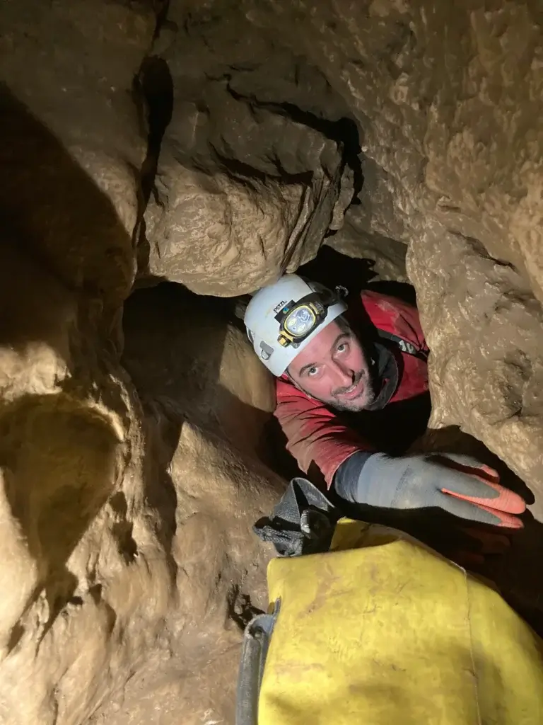 Passage resserré dans la grotte