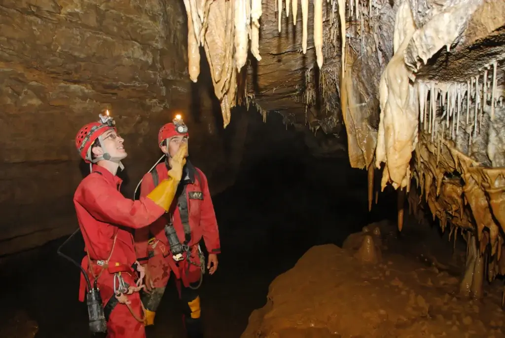 de belles draperies au plafond de la grotte
