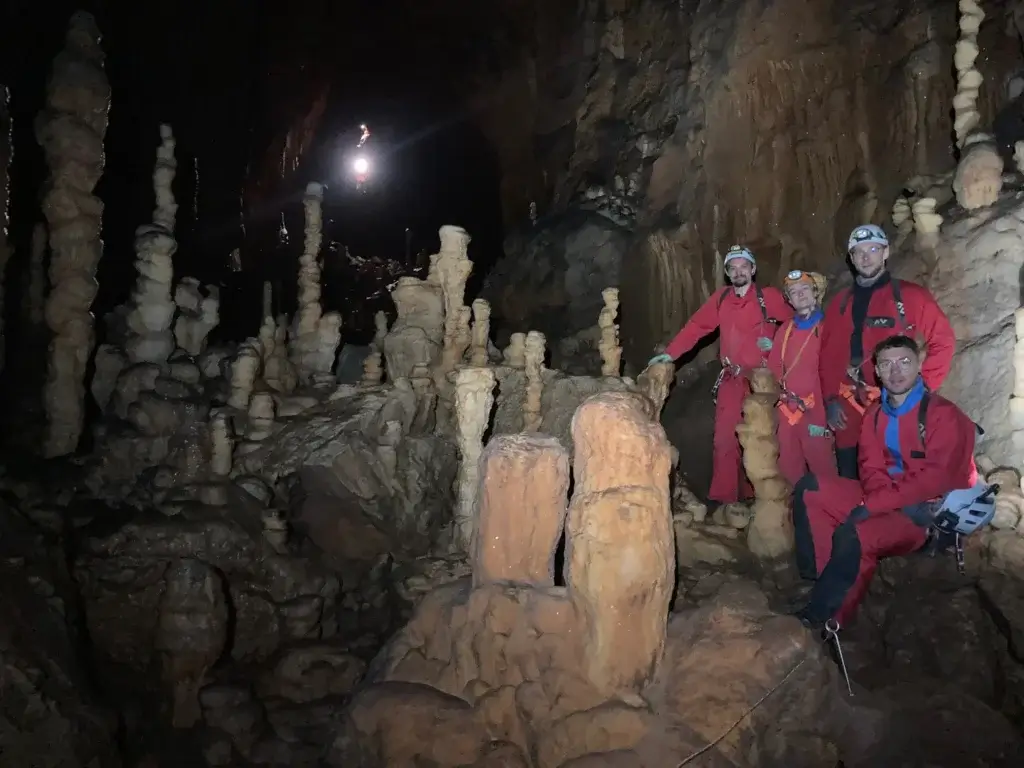 groupe de spéléologues devant des stalagmites
