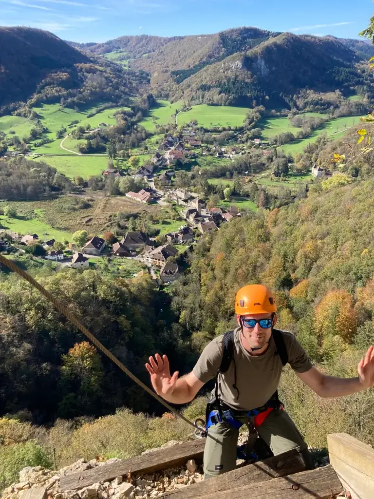 arrivée au sommet de la via-ferrata des baumes du Verneau dans le Doubs