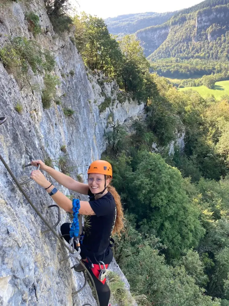 dans le mur final du circuit Difficile de la via-ferrata des baumes du Verneau dans le Doubs