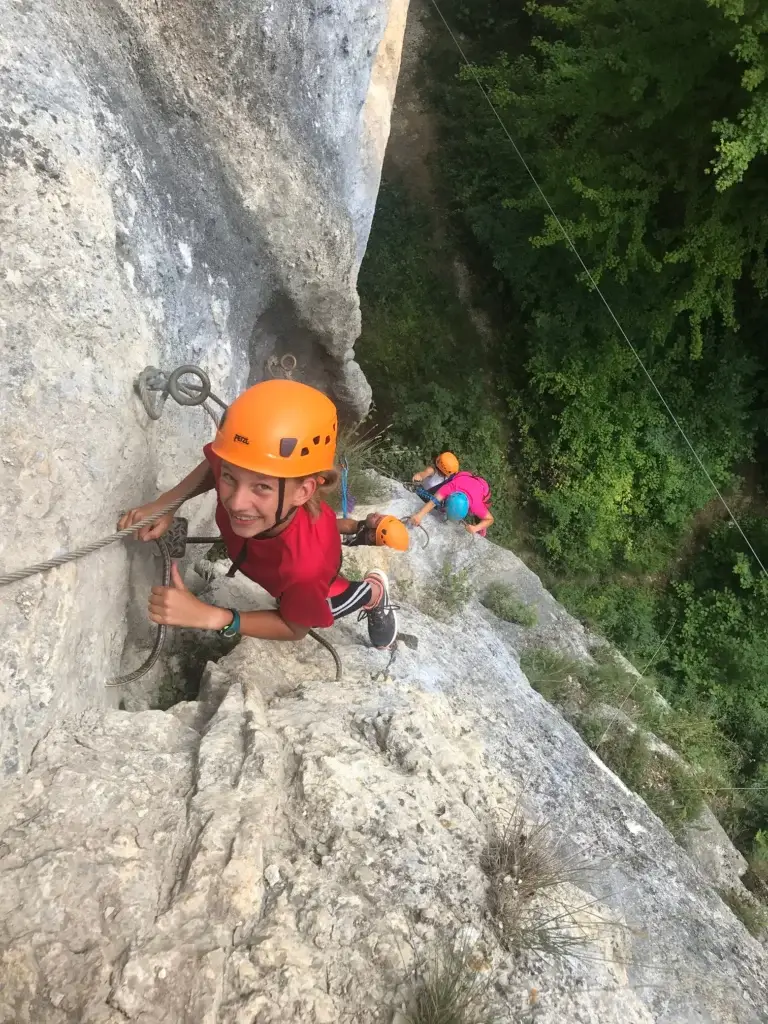 un adolescent remonte des échelons de la via-ferrata des baumes du Verneau dans le Doubs