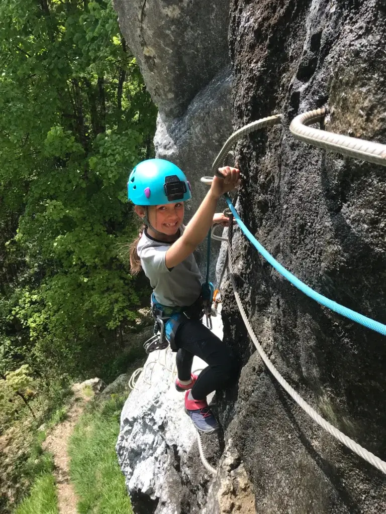 jeune pratiquant dans le une section Assez Difficile de la via-ferrata de Nans sous Sainte Anne dans le Doubs