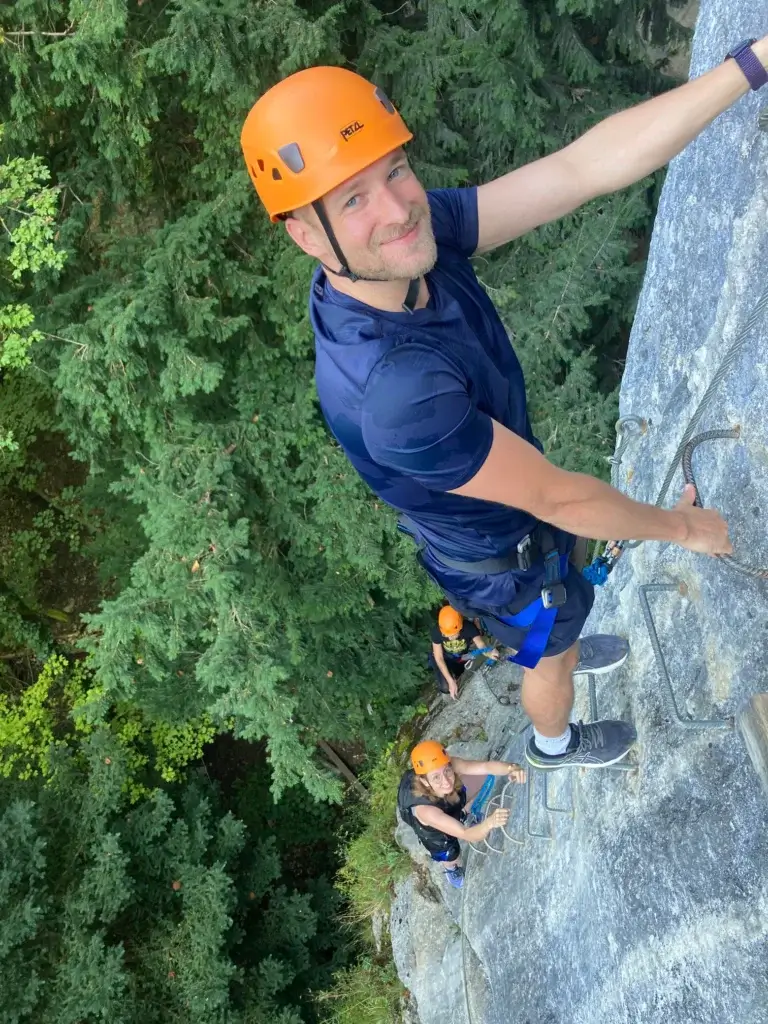 montée verticale dans la via-ferrata des baumes du Verneau dans le Doubs