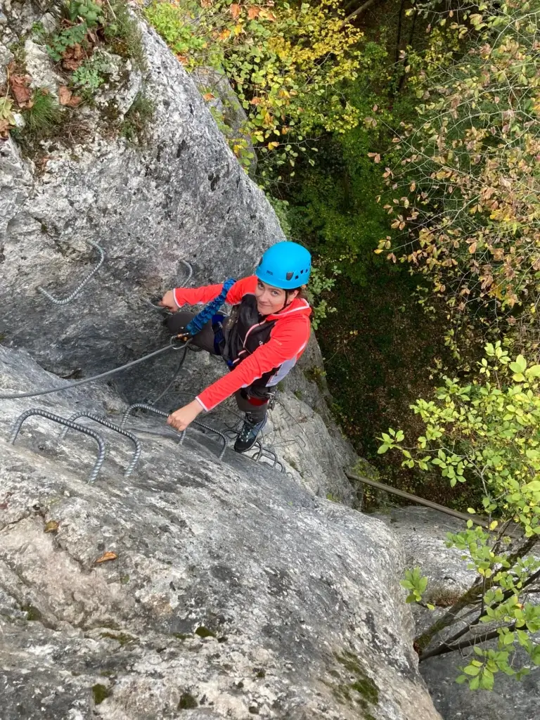 remontée dans un dièdre de la via-ferrata des Echelles de la Mort de Charquemont - Doubs