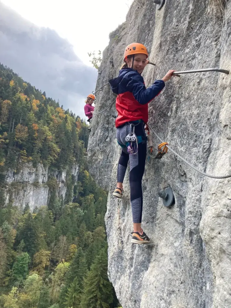 progression athlétique dans un surplomb de la via-ferrata des Echelles de la Mort de Charquemont - Doubs