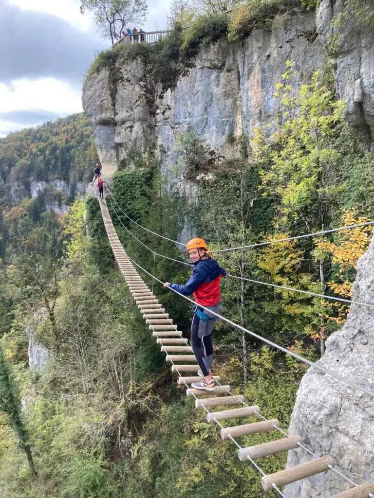 sur la grande passerelle de la via-ferrata des Echelles de la Mort de Charquemont - Doubs