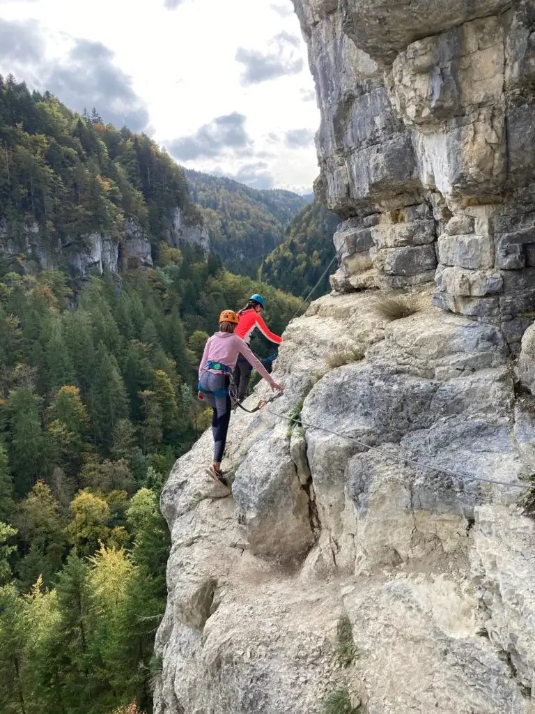 progression sécurisée sur une vire de la via-ferrata des Echelles de la Mort de Charquemont - Doubs