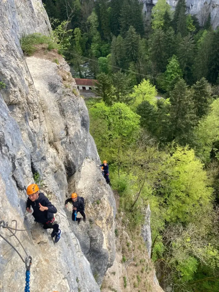 progression aérienne sur les échelons de la via-ferrata des Echelles de la Mort - Doubs