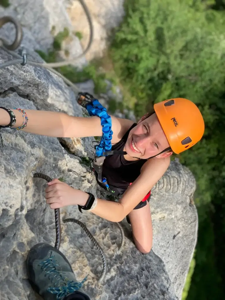 remontée sécurisée le long d'une ligne de vie sur une via-ferrata du Doubs